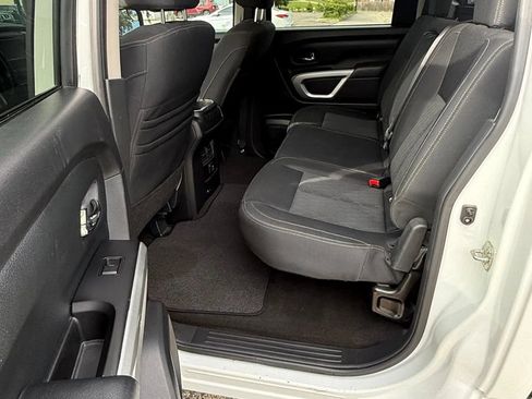 Used 2018 Nissan Titan SV w/ SV Convenience Package RWD image 17