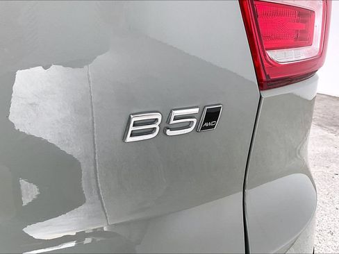 Certified 2025 Volvo XC40 B5 Plus AWD/4WD image 42