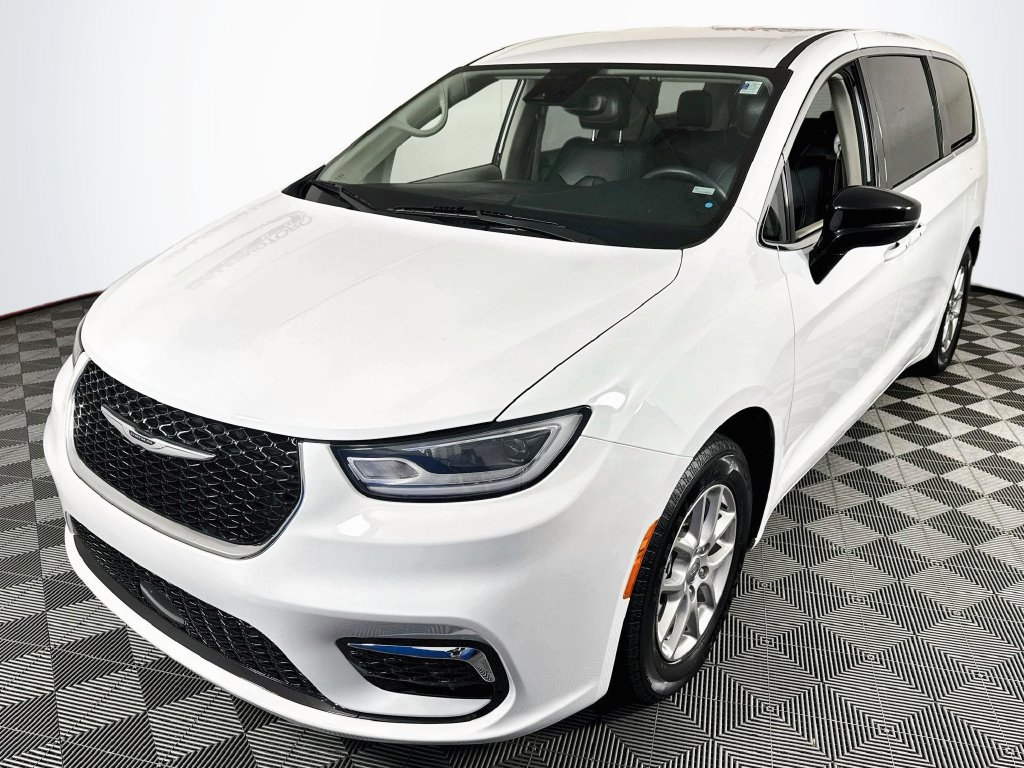 Used 2024 Chrysler Pacifica Touring-L FWD image 3