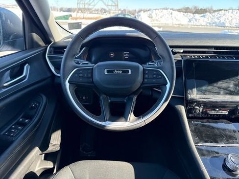 Used 2023 Jeep Grand Cherokee Laredo image 13