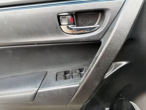 Used 2018 Toyota Corolla SE w/ SE Premium Package FWD image 11