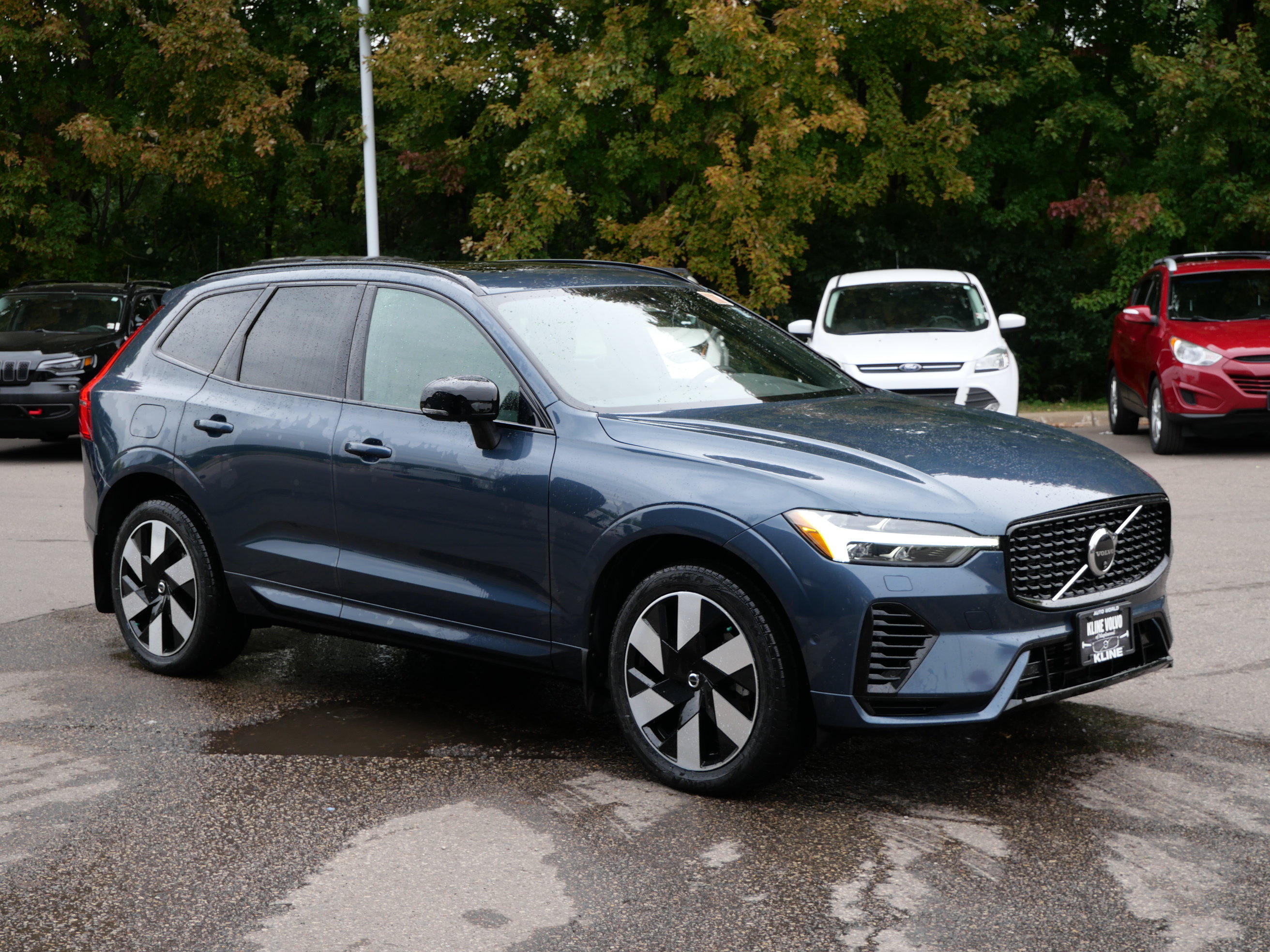 Certified 2024 Volvo XC60 T8 Plus w/ Climate Package AWD/4WD image 4