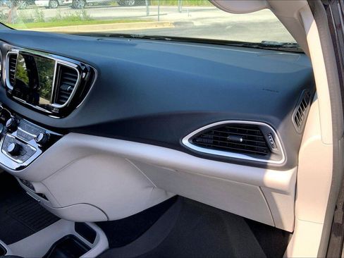 Used 2022 Chrysler Pacifica Touring-L FWD image 15