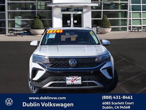 Certified 2022 Volkswagen Taos SE image 2