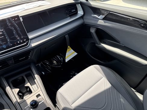 New 2026 Volkswagen Tiguan SE R-Line FWD image 16
