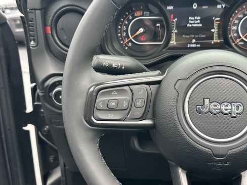 Used 2025 Jeep Wrangler Unlimited Rubicon AWD/4WD image 28