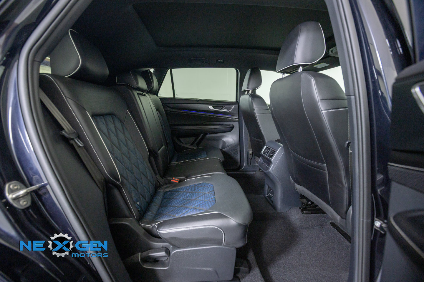 Used 2024 Volkswagen Atlas Cross Sport SEL Premium R-Line AWD/4WD image 38