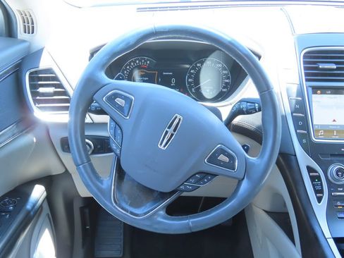 Used 2017 Lincoln MKX Reserve w/ Driver Assistance Package FWD image 6