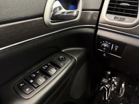 Used 2018 Jeep Grand Cherokee Limited AWD/4WD image 18
