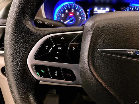 Used 2020 Chrysler Voyager L image 17