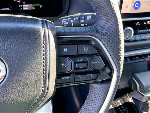 Used 2025 Toyota Sequoia Platinum AWD/4WD image 19