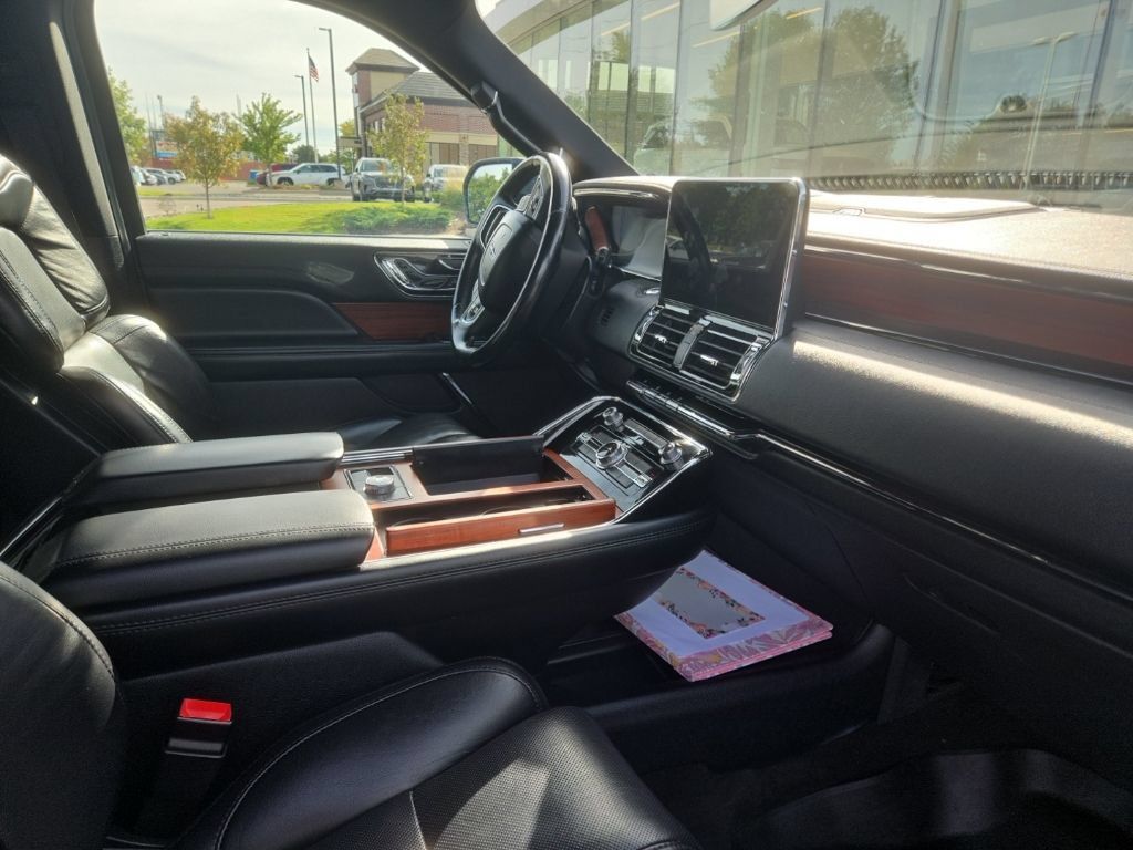 Used 2021 Lincoln Navigator L Reserve AWD/4WD image 2