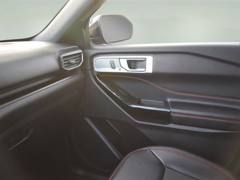 Used 2023 Ford Explorer ST-Line image 15