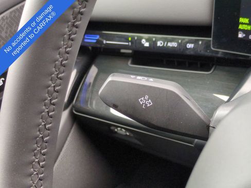 Used 2025 BMW 530i xDrive w/ Premium Package image 30