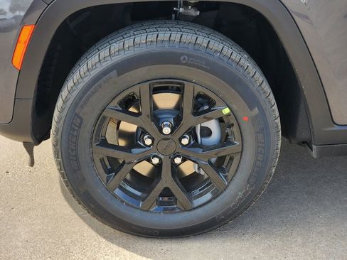 New 2026 Jeep Grand Cherokee Altitude image 7