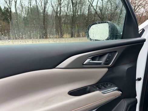 Used 2025 Chevrolet Traverse LT image 9