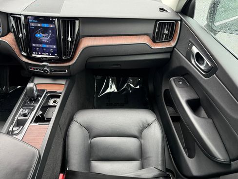 Used 2023 Volvo XC60 B5 Plus image 19