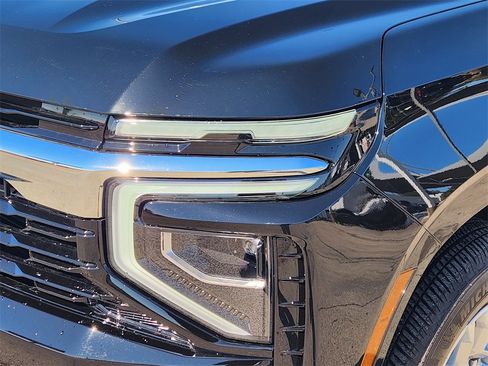 Used 2025 Chevrolet Suburban LS image 9