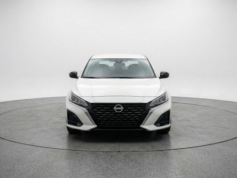 Used 2025 Nissan Altima 2.5 SV FWD image 2
