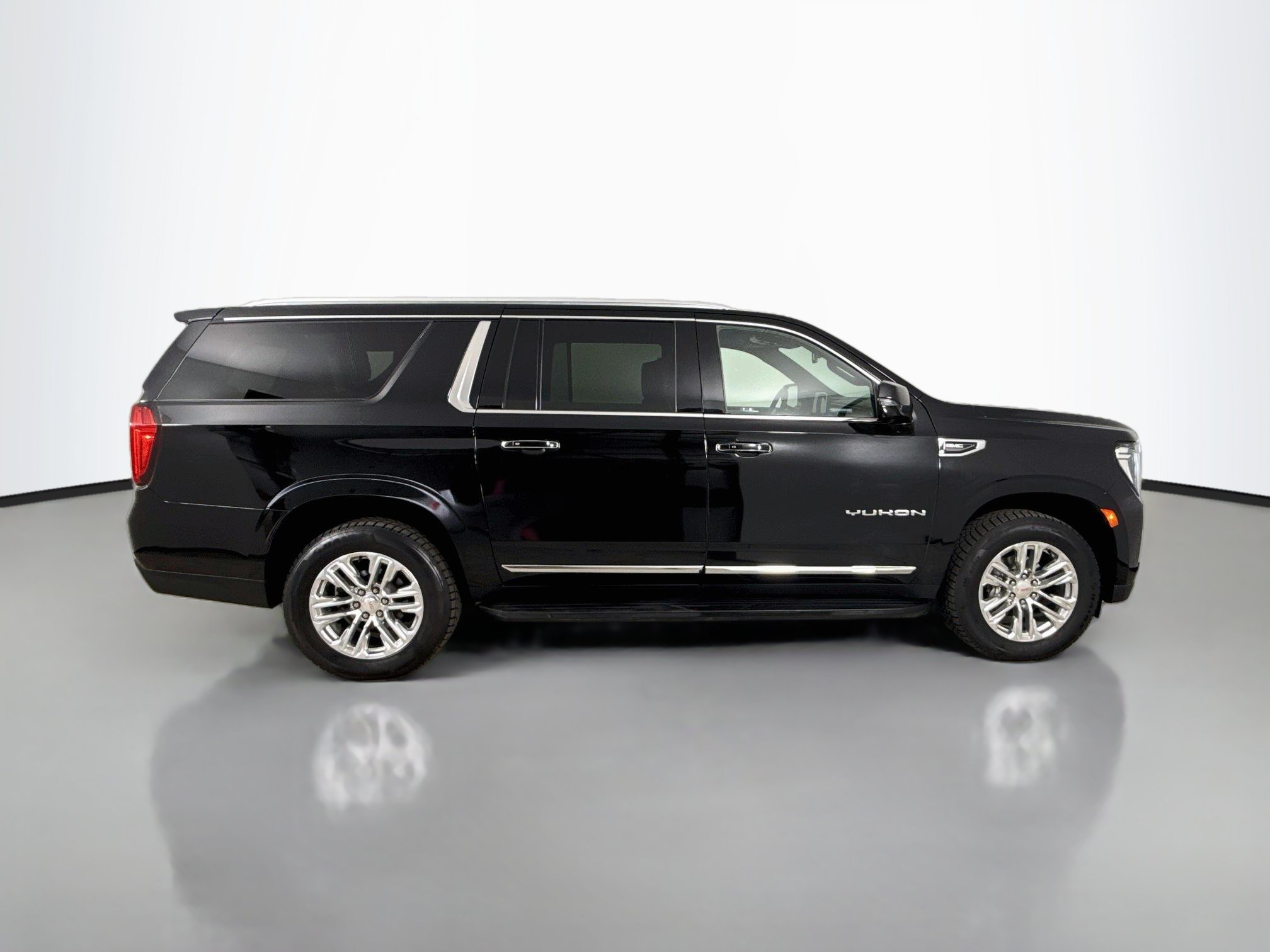 Used 2023 GMC Yukon XL SLT w/ SLT Premium Package AWD/4WD image 9