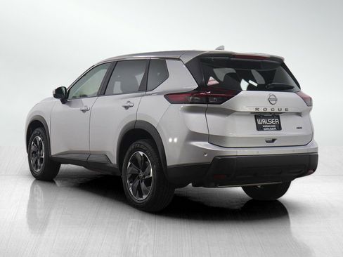 Used 2025 Nissan Rogue SV image 3