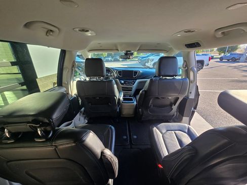 Used 2024 Chrysler Pacifica Touring-L FWD image 17