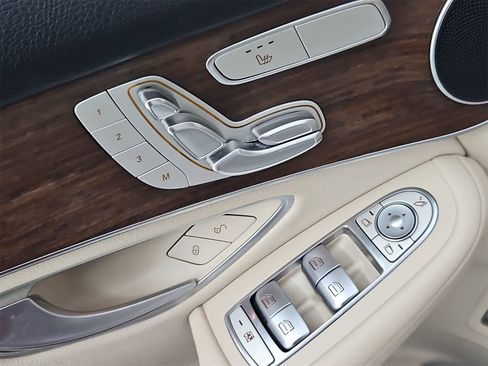 Used 2022 Mercedes-Benz GLC 300 4MATIC image 17