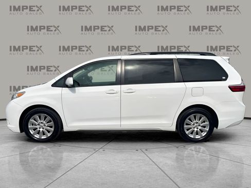 Used 2015 Toyota Sienna LE AWD/4WD image 2