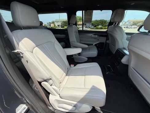 Used 2025 Jeep Wagoneer Series III w/ Premium Group I AWD/4WD image 13