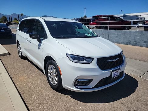 Used 2024 Chrysler Pacifica Touring-L FWD image 9