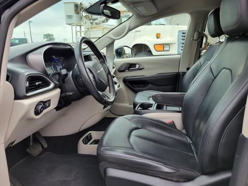 Used 2020 Chrysler Pacifica Touring-L FWD image 12