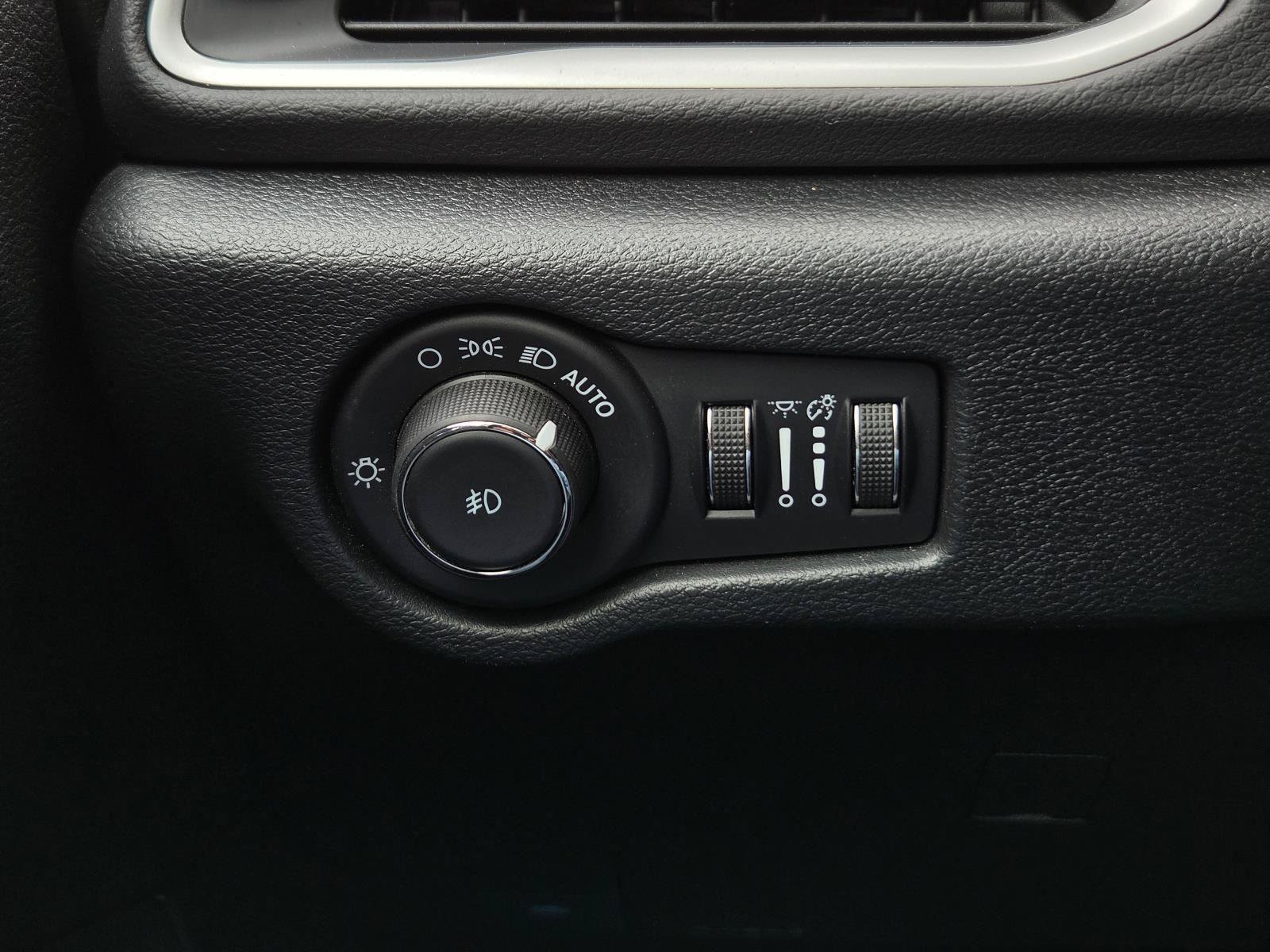 Used 2025 Chrysler Pacifica Select FWD image 19