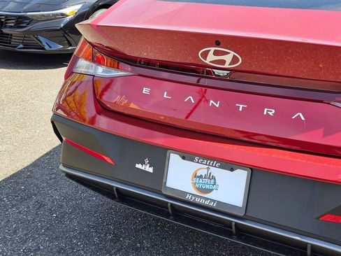 Used 2025 Hyundai Elantra SE FWD image 13