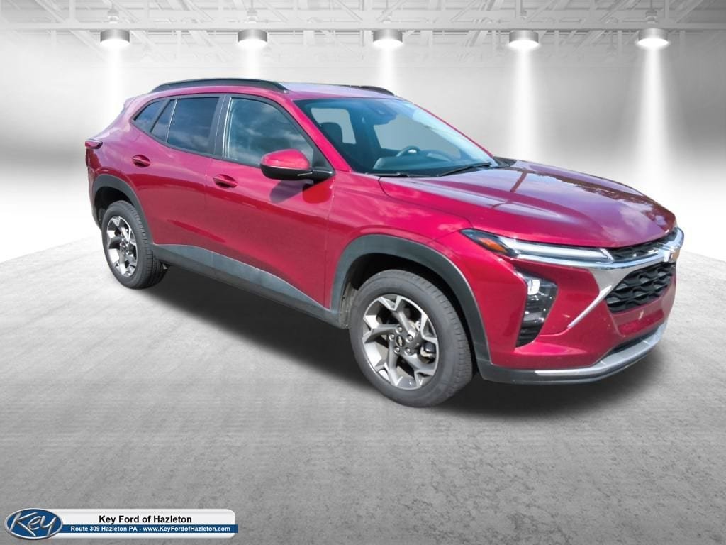 Used 2025 Chevrolet Trax LT FWD image 1