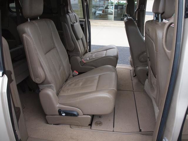 Used 2013 Chrysler Town & Country Touring-L w/ Entertainment Group #2 FWD image 7