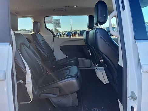 Used 2023 Chrysler Pacifica Touring-L image 26