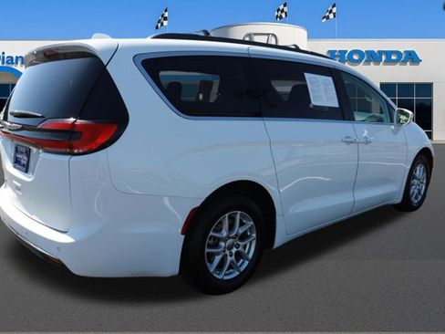 Used 2022 Chrysler Pacifica Touring-L image 6