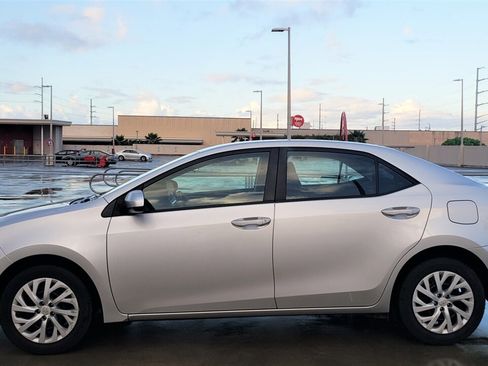 Used 2018 Toyota Corolla LE image 2