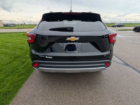 Used 2025 Chevrolet Trax LT FWD image 8