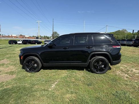 Used 2023 Jeep Grand Cherokee Altitude AWD/4WD image 11
