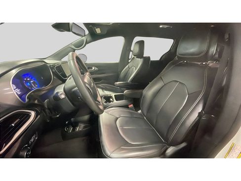 Used 2025 Chrysler Pacifica Select FWD image 13