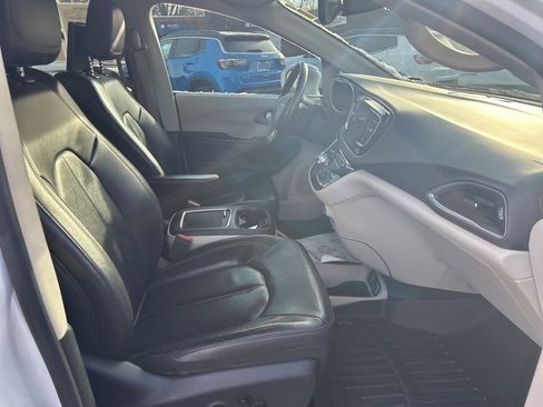 Used 2018 Chrysler Pacifica Touring-L Plus image 17