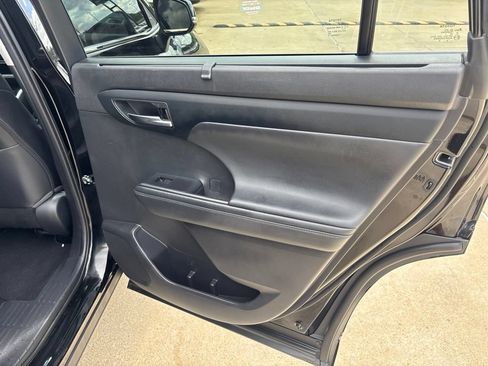 Used 2022 Toyota Highlander XLE FWD image 39