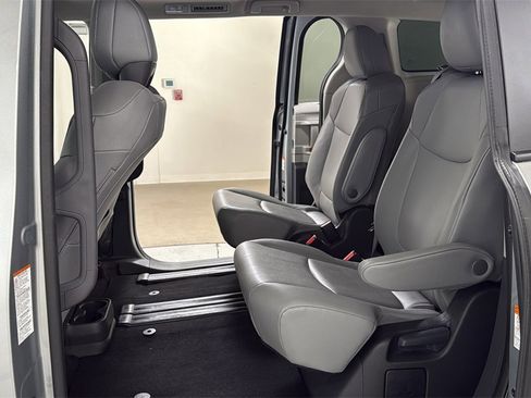 Used 2024 Toyota Sienna XLE image 15