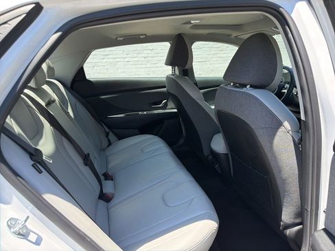 Used 2025 Hyundai Elantra Limited FWD image 10