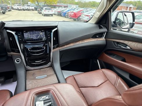 Used 2019 Cadillac Escalade Premium Luxury AWD/4WD image 15