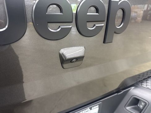 Used 2025 Jeep Gladiator Willys image 19