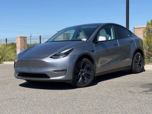 Used 2025 Tesla Model Y Long Range AWD/4WD image 2