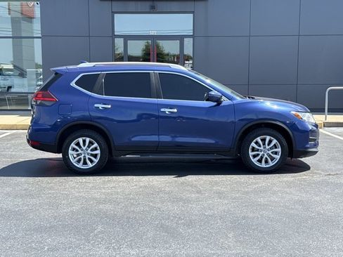 Used 2018 Nissan Rogue SV FWD image 2