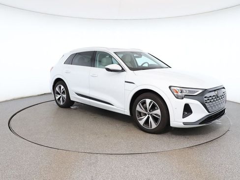 Used 2024 Audi Q8 e-tron Premium Plus w/ Premium Plus Package image 7